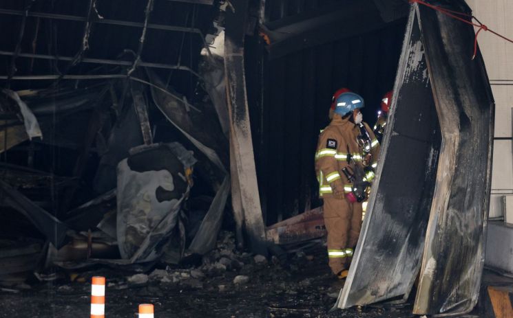 (대전=연합뉴스) 김준범 기자 = 소방 관계자들이 21일 오전 대형 화재가 발생한 대전 대덕구 안전공업에서 실종자를 찾기 위한 수색작업을 하고 있다. 2026.3.21    psykims@yna.co.kr(끝)