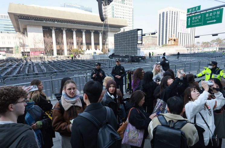 21일 서울 광화문 광장에서 '아미'(팬덤명)들이 공연을 기다리고 있다. 연합뉴스