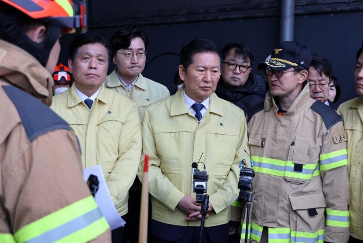 (대전=연합뉴스) 김준범 기자 = 더불어민주당 정청래 대표가 21일 오전 대전 대덕구 자동차부품 제조 공장인 안전공업 화재 현장을 방문하고 있다. 2026.3.21    psykims@yna.co.kr(끝)