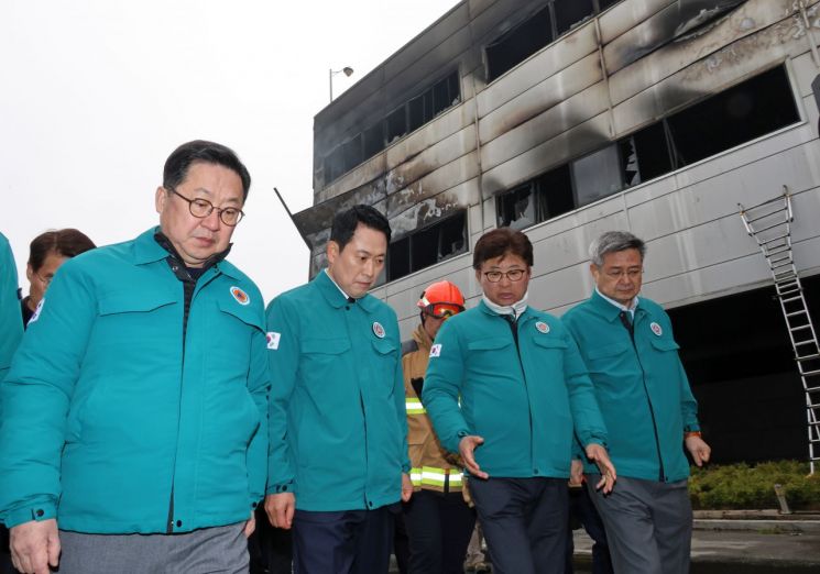 (대전=연합뉴스) 김준범 기자 = 국민의힘 장동혁 대표(왼쪽 두번째)가 21일 오전 대전 대덕구 자동차부품 제조 공장인 안전공업 화재 현장을 찾아 이장우 대전시장(왼쪽) 등과 이동하고 있다. 2026.3.21    psykims@yna.co.kr(끝)