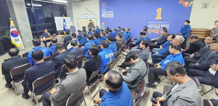 102번째 '금귀월래(金歸月來)'를 실천하며 지역을 찾은 박지원 의원이 20일 해남사무실에서 출마예정자들과 현안을 논의하고 있다. 이준경 기자