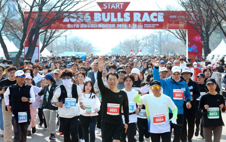 21일 오전 서울 여의도공원에서 열린 '제17회 금융투자인 마라톤 대회'에서 정은보 한국거래소 이사장(사진 정가운데)과 5km 레이스 참가자들이 힘차게 출발하고 있다. 한국거래소