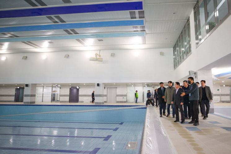 주광덕 남양주시장이 21일 평내동을 중심으로 한 동부권 생활체육의 핵심 거점이 될 '평내 체육문화센터 개관식'을 개최한 후 수영장을 둘러보고 있다. 남양주시 제공