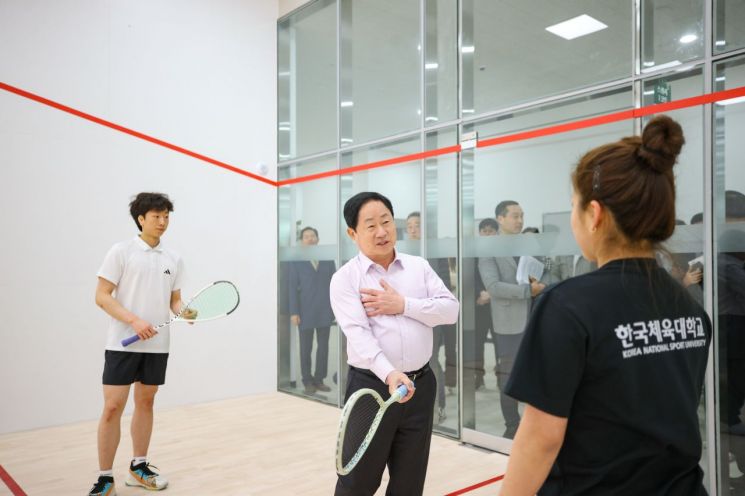 주광덕 남양주시장이 '평내 체육문화센터' 스쿼시장을 찾아 생활체육 지도자와 대화를 나누고  있다. 남양주시 제공