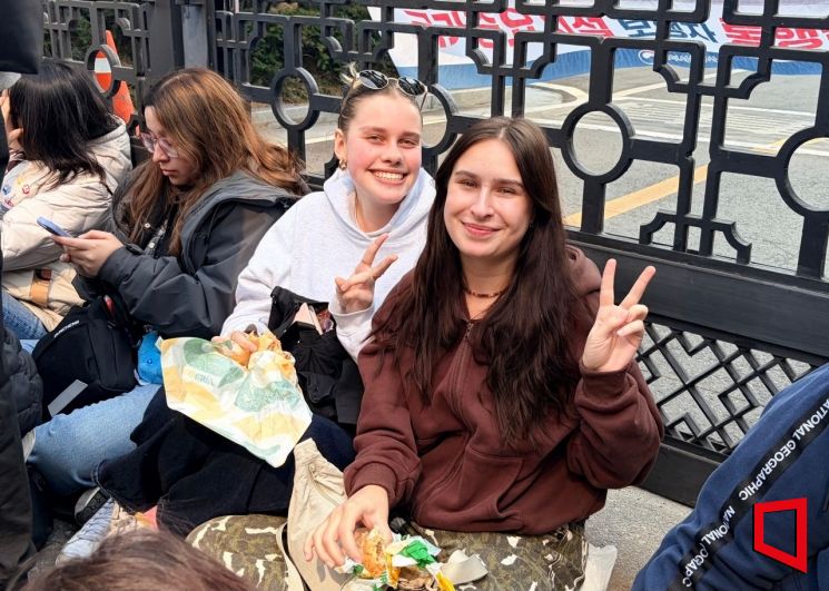 캐나다에서 한국으로 워킹홀리데이를 왔다는 노에미씨(왼쪽)와 제스티씨가 서울 종로구 정부서울청사 인근에서 방탄소년단(BTS)의 컴백 공연을 기다리고 있다. 이지예 기자