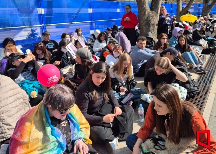 서울. 광화문역 4번 출구 앞 공터에 방탄소년단(BTS)의 컴백 공연을 기다리는 팬들이 모여 앉아있다. 오지은 기자