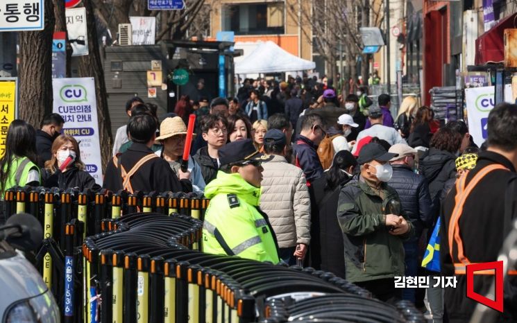 그룹 방탄소년단(BTS)이 정규 5집 발매를 기념해 공연 'BTS 컴백 라이브: 아리랑'(BTS THE COMEBACK LIVE｜ARIRANG)을 열었던 지난 21일 서울 광화문 공연장 인근에 인파가 몰린 모습. 김현민 기자
