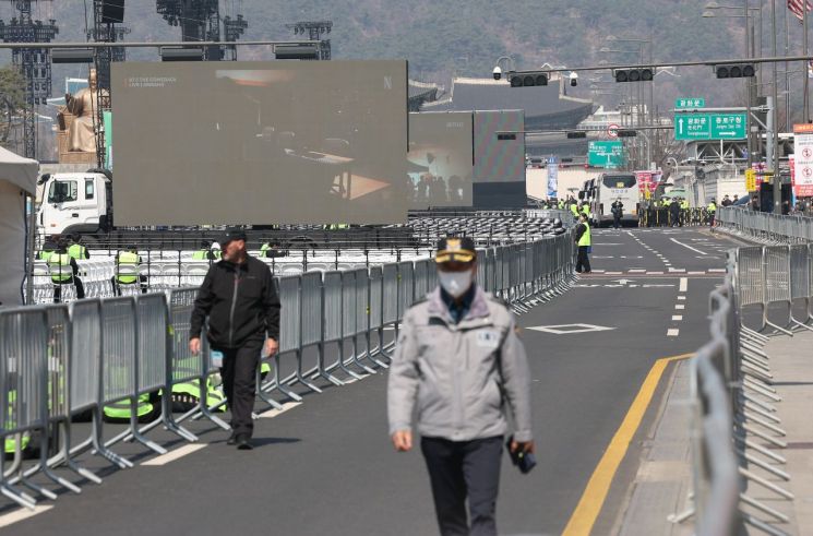 21일 서울 광화문 광장 인근 출입이 통제되고 있다. 연합뉴스
