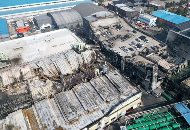 (대전=연합뉴스) 김준범 기자 = 대형 화재가 발생한 대전 대덕구 안전공업 외관을 21일 오전 하늘에서 바라본 모습. 2026.3.21    psykims@yna.co.kr(끝)