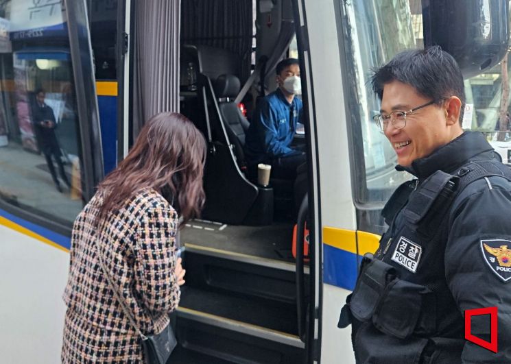 방탄소년단(BTS) 컴백 공연으로 21일 서울 광화문 광장 일대 교통이 통제된 탓에 경찰이 을지로3가역 1번 출구 앞에서 결혼식 하객들을 태워 수송하고 있다. 박재현 기자