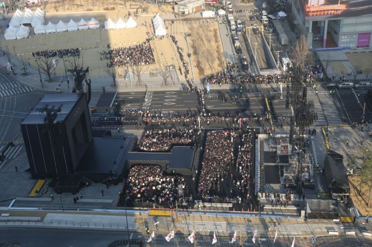 21일 서울 광화문광장 공연장에서 관객들이 입장하고 있다. 연합뉴스