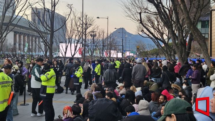 방탄소년단(BTS) 컴백 공연이 열리는 21일 오후 서울 광화문 광장에 국내외 팬덤을 비롯한 인파가 몰려 있다. 오후 6시 기준 광화문·덕수궁 일대에는 3만2000~3만4000명이 모인 것으로 집계됐다. 박재현 기자