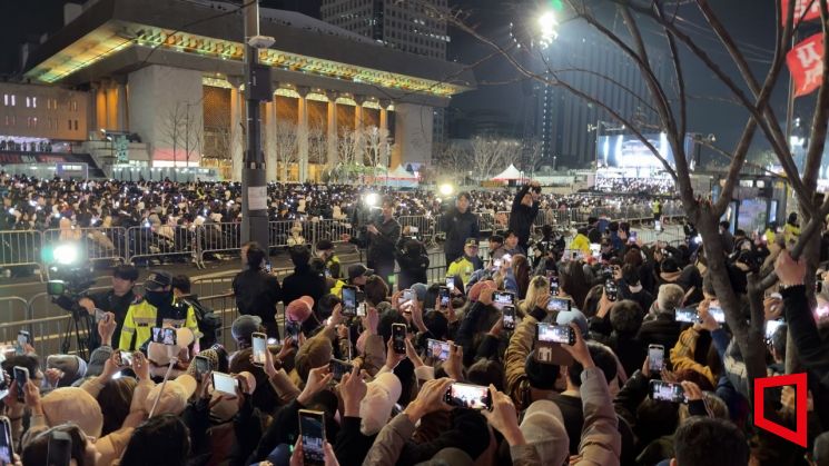 21일 오후 8시께 서울 광화문 광장에서 방탄소년단(BTS) 컴백 공연이 시작되자 세계 각지에서 몰려든 팬들이 보랏빛 응원봉을 흔들고 있다. 박호수 기자