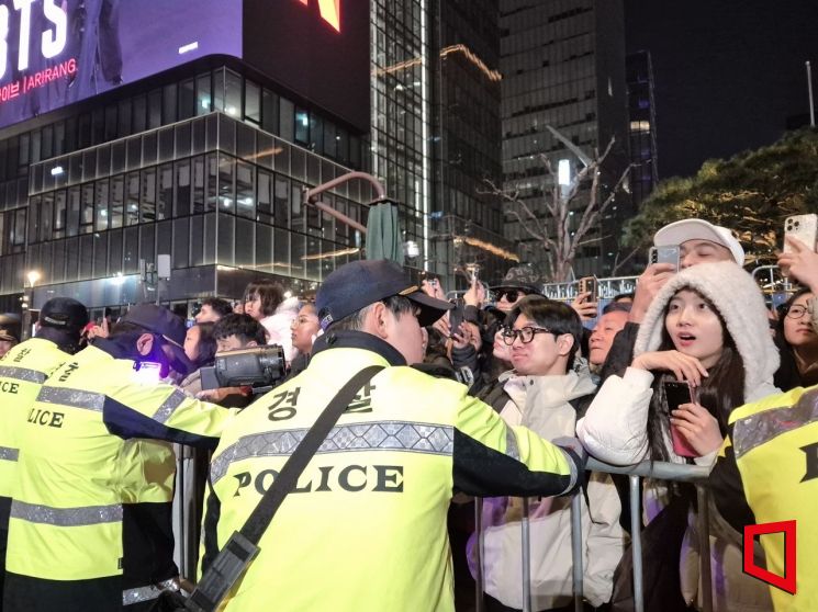 21일 오후 8시께 서울 광화문 광장에서 방탄소년단(BTS) 컴백 공연이 시작되자 경찰이 시민 안전을 확보하기 위해 펜스 경계를 강화하고 있다. 오지은 기자