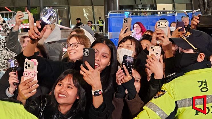 21일 오후 8시께 서울 광화문 광장에서 방탄소년단(BTS) 컴백 공연이 시작되자 세계 각지에서 몰려든 팬들이 응원봉을 흔들며 스마트폰으로 공연 실황을 촬영하고 있다. 박재현 기자