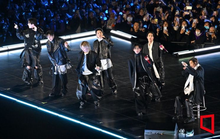그룹 방탄소년단(BTS)이 21일 서울 광화문 광장에서 무료 복귀 공연을 펼쳤다. BTS의 RM, 진, 슈가, 제이홉, 지민, 뷔, 정국이 공연을 펼치고 있다. 사진공동취재단