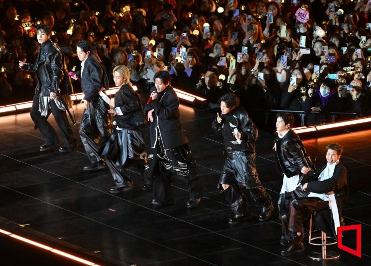 그룹 방탄소년단(BTS)이 21일 서울 광화문 광장에서 'BTS컴백 라이브: 아리랑 공연을 펼치고 있다. 사진공동취재단