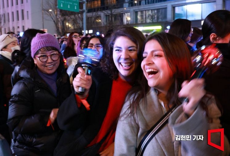 그룹 방탄소년단(BTS)의 팬들이 지난달 21일 서울 광화문 일대에서 정규 5집 '아리랑'(ARIRANG) 발매를 기념해 열린 공연 'BTS 컴백 라이브: 아리랑'(BTS THE COMEBACK LIVE｜ARIRANG)을 즐기고 있다. 김현민 기자