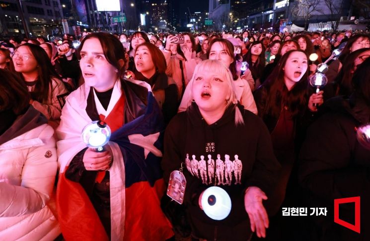 그룹 방탄소년단(BTS)의 팬들이 지난 3월21일 서울 광화문 일대에서 정규 5집 '아리랑'(ARIRANG) 발매를 기념해 열린 공연 'BTS 컴백 라이브: 아리랑'(BTS THE COMEBACK LIVE｜ARIRANG)을 즐기고 있다. 김현민 기자