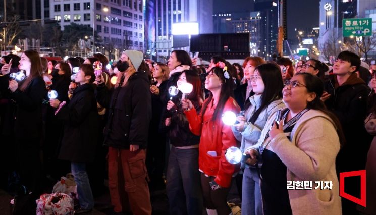 그룹 방탄소년단(BTS)의 팬들이 21일 서울 광화문 일대에서 정규 5집 '아리랑'(ARIRANG) 발매를 기념해 열린 공연 'BTS 컴백 라이브: 아리랑'(BTS THE COMEBACK LIVE｜ARIRANG)을 즐기고 있다. 김현민 기자