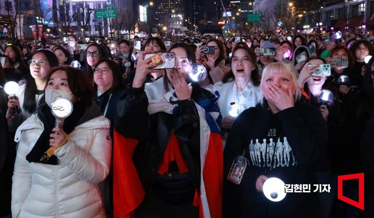 그룹 방탄소년단(BTS)의 팬들이 21일 서울 광화문 일대에서 열린 'BTS 컴백 라이브: 아리랑'을 즐기고 있다. 김현민 기자