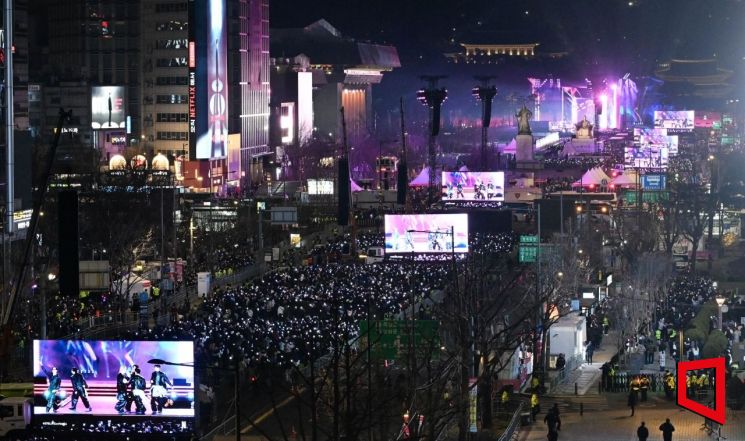 방탄소년단이 21일 서울 광화문에서 컴백 공연 'BTS컴백 라이브: 아리랑' 무대를 선보이고 있다. 사진공동취재단