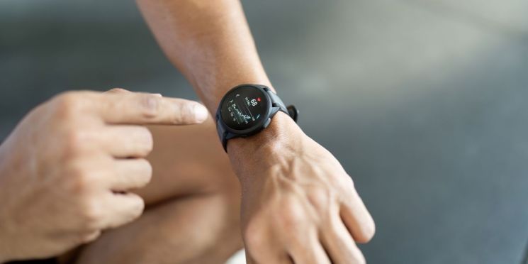 프랑스에서 해군 항공모함의 작전 위치가 장병 개인의 운동 기록 앱 사용으로 외부에 노출되는 보안 사고가 발생했다. 게티이미지