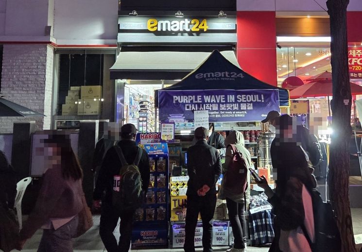 그룹 방탄소년단(BTS) 컴백 공연을 맞아 21일 서울 광화문 광장 인근의 편의점 이마트24 매장이 내외국인 방문객들로 붐비고 있다. 이마트24 제공