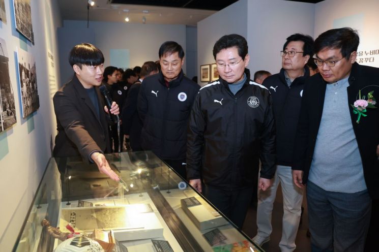 이상일 용인특례시장이 21일 용인시박물관에서 열린 '함께 킥오프, 우리들의 축구도시 용인' 개막식에 참석해 참석자들과 함께 전시를 관람하고 있다. 용인시 제공