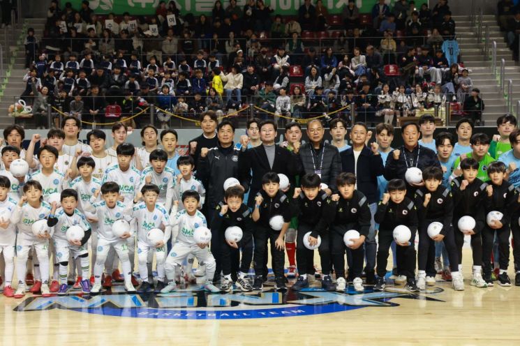 이상일 용인특례시장이 지난 21일 '2025~26 FK2 풋살리그' 용인 지솔FS 경기장을 찾아 선수들을 격려했다. 용인시 제공