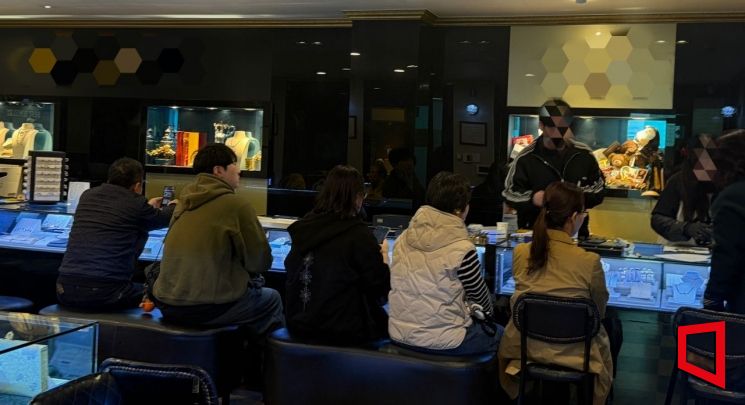 지난 20일 서울 종로구 돈화문로의 한 금은방에서 금을 팔기 위해 방문한 시민들이 차례를 기다리고 있다. 최근 금값이 하락세를 보이자 가격이 더 떨어지기 전에 처분하려는 수요가 몰리고 있다. 박호수 기자