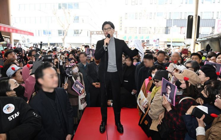 국민의힘 한동훈 전 대표가 지난 3월 22일 서울 동대문구 경동시장을 방문해 발언하고 있다. 연합뉴스