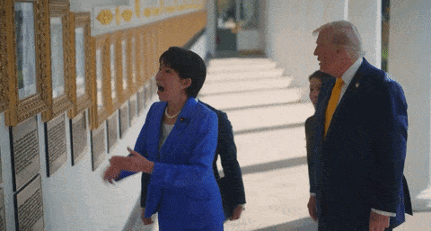 다카이치 사나에 일본 총리가 19일(현지시간) 미 백악관 경내를 둘러보면서 바이든 전 미국 대통령을 조롱하는 사진을 가리키며 활짝 웃고 있다. 백악관 엑스(X·옛 트위터) 캡처