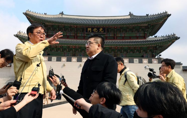 최휘영 문화체육관광부 장관(왼쪽)이 그룹 방탄소년단(BTS)의 컴백 공연을 하루 앞둔 20일 서울 종로구 광화문광장 일대에서 행사장 현장 점검을 하고 있다. 문화체육관광부