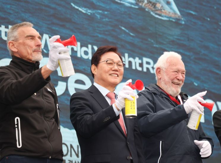 윌리엄 워드 OBE(왼쪽부터), 박완수 경남도지사, 로빈 녹스 존스턴 경이 '2025-26 클리퍼 세계일주 요트대회' 8번째 기항지 통영에서 열린 요트 출항식에서 출발 경적(에어혼)을 울리고 있다. 경남도 제공