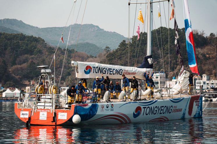 '2025-26 클리퍼 세계일주 요트대회' 8번째 기항지 통영 도남항에 입항하는 '경남통영호'. 경남도 제공