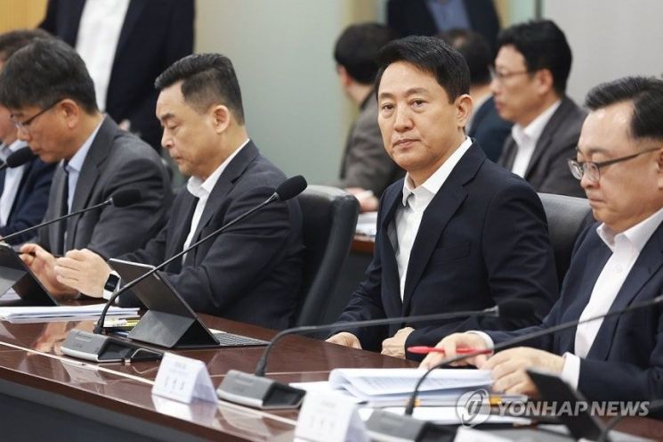 오세훈 서울시장이 23일 오전 서울시청 기획상황실에서 열린 중동 상황 대응 서울시 비상경제대책 회의에 참석해 있다. 연합뉴스