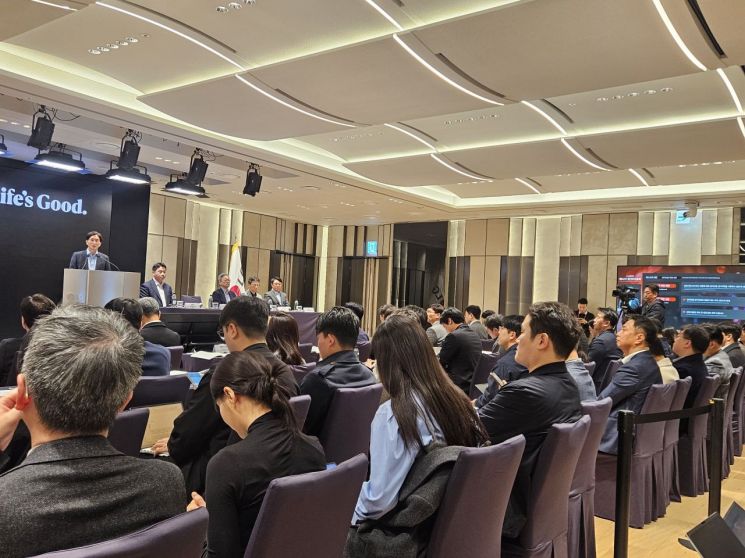 김창태 LG전자 최고재무책임자(CFO) 부사장이 23일 서울 여의도 LG트윈타워에서 열린 제24기 정기 주주총회에서 주주 질의응답에 답변하고 있다. LG전자.