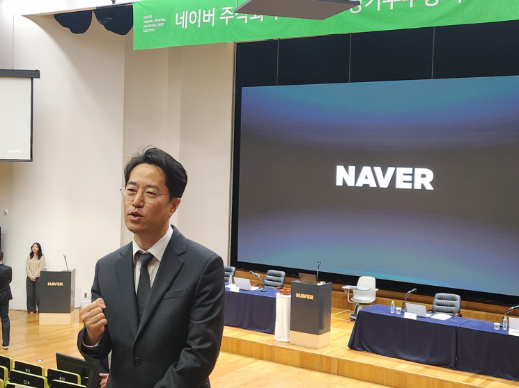 23일 네이버 주주총회에서 사내이사에 선임된 김희철 네이버 최고재무책임자(CFO)가 기자들에게 소감을 말하고 있다.