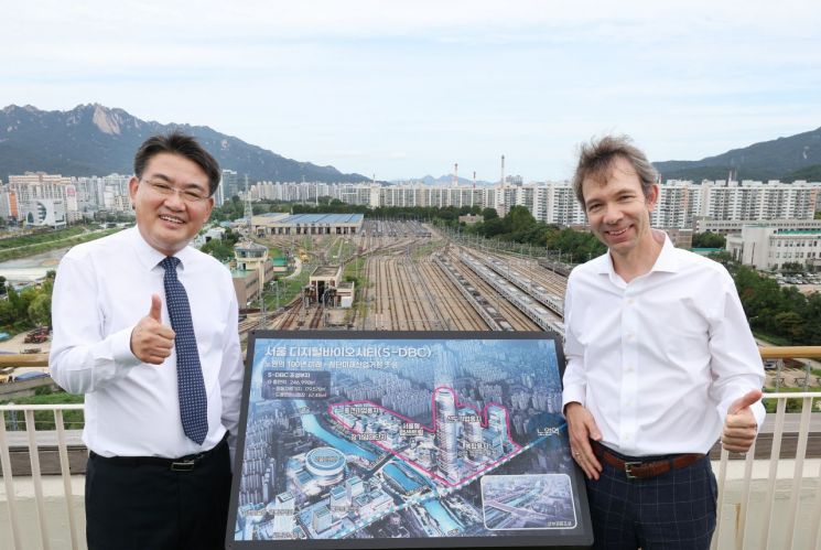 오승록 노원구청장과 바이오 스타트업의 요람으로 불리는 랩센트럴 창립자이자 바이오랩스 CEO인 요하네스 프루에하우프 회장(오른쪽)이 지난해 11월 만나 S-DBC 부지를 배경으로 엄지손가락을 치켜세우고 있다. 노원구 제공.