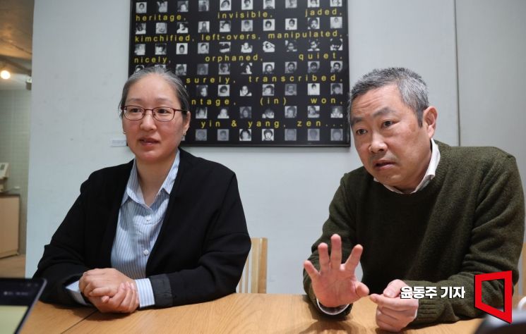 뿌리의집 소속 피터 뮐러 공동대표와 한분영 활동가가 지난 23일 서울 부암동 사무실에서 아시아경제와 인터뷰를 하고 있다. 이들은 세계 곳곳에 퍼져있는 해외입양인들과 밤낮없이 주말에도 온라인 미팅을 한다. 한씨는 "한국어를 포함해 총 9개의 언어로 소통해야 하고, 16개의 서로 다른 시간대를 고려해야 한다"고 말했다. 윤동주 기자