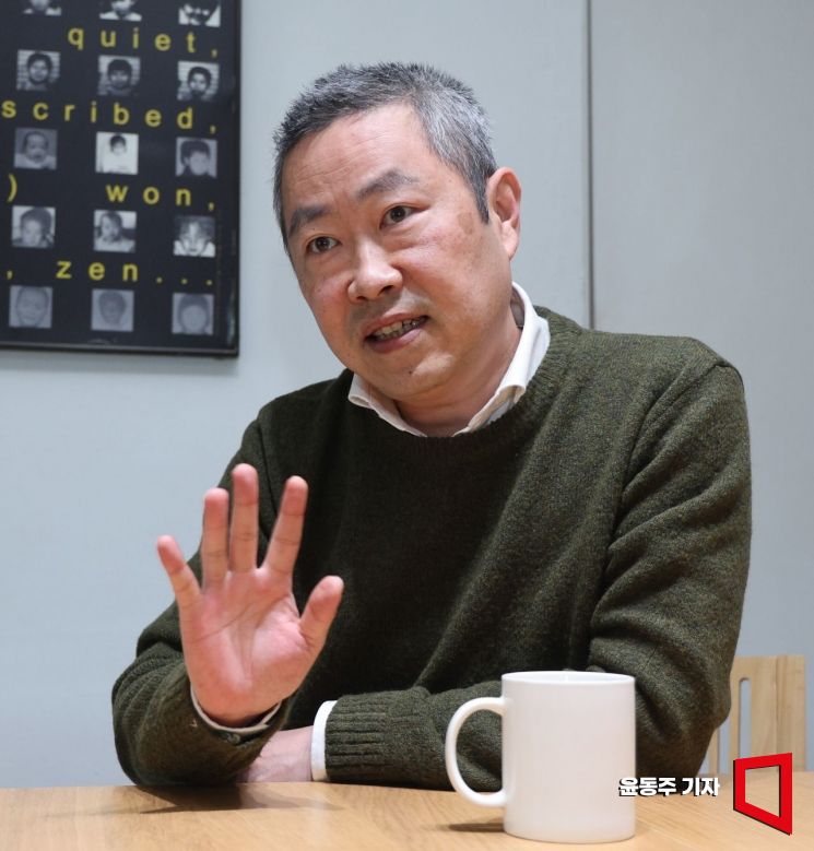 피터 뮐러 뿌리의집 대표는 지난 23일 인터뷰에서 "해외입양은 인권 침해이자 범죄 행위"라며 "즉시 중단해야 한다"고 주장했다. 정부의 2029년 해외입양 제로(0) 계획에 대해선 "불이 나서 타고 있는 집을 보고도 나중에 와서 불 끄겠다고 말하는 것과 같다"고 말했다. 윤동주 기자