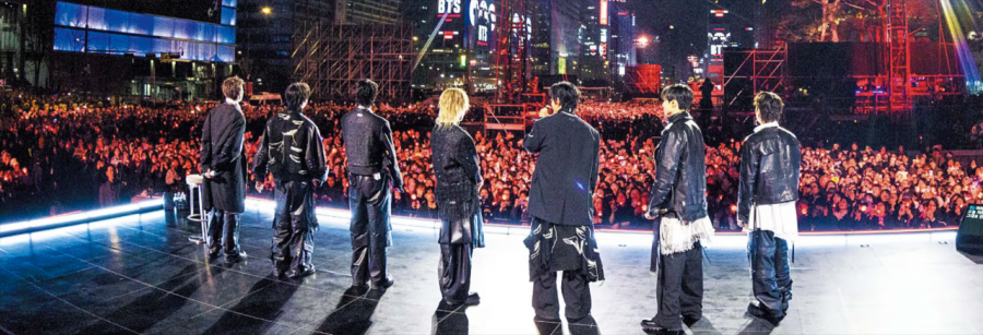 21일 오후 8시 서울 광화문광장에서 정규 5집 ‘아리랑’ 발매 기념 라이브 공연 ‘BTS 컴백 라이브:ARIRANG’을 개최한 그룹 방탄소년단. 왼쪽부터 광장을 가득 메운 아미들을 바라보는 멤버 RM, 제이홉, 진, 지민, 뷔, 정국, 슈가의 뒷모습. /빅히트뮤직