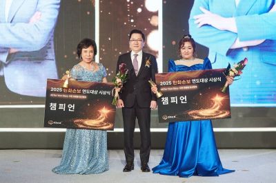 한화손해보험이 지난 20일 서울 강남구 그랜드 인터콘티넨탈 서울 파르나스에서 개최한 '2025 연도대상 시상식'에 참석한 나채범 대표이사(가운데)와 문명옥 명예전무(왼쪽), 신윤순 총괄팀장이 기념 촬영을 하고 있다. 한화손보