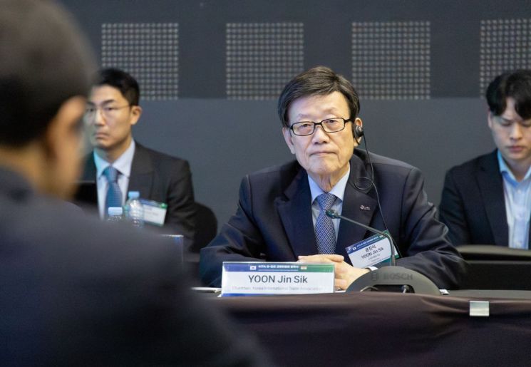 23일 서울 강남구 삼성동 코엑스에서 개최된 '한-인도 교류위원회 발족식'에서 윤진식 한국무역협회(KITA) 회장이 전문가 발표를 경청하고 있다. 한국무역협회