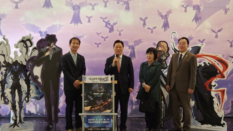 Park Wansu 庆尚南道知事（左二）在“我独自升级 CECO 快闪展 媒体日”活动上，与负责该网漫作画的居昌出身的已故漫画家张成洛的遗属及相关人士一同致辞。李世玲 记者供图