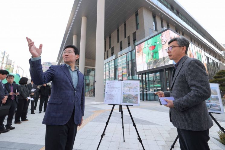 이상일 용인특례시장이 지난 23일 '보정 휴먼미르센터'에서 사업 추진 현황 보고를 받고 있다. 용인시 제공