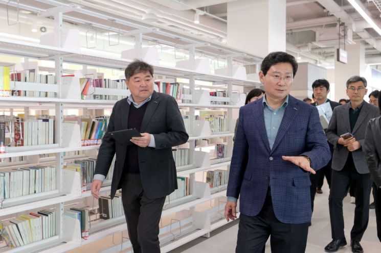 이상일 용인특례시장이 지난 23일 '보정 휴먼미르센터'를 방문해 현장을 점검하고, 향후 운영 방안에 대해 논의했다. 용인시 제공