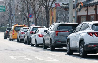 도로까지 이어진 주유 대기줄. 사진은 기사 내용과 무관. 연합뉴스