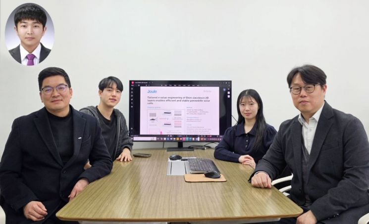 (상단) 전 한국화학연구원 문찬수 박사, (왼쪽부터) 한국화학연구원 전남중 박사, KAIST 이재희 석박통합과정생, KAIST 나하진 석사과정생, KAIST 생명화학공학과 서장원 석좌교수. KAIST